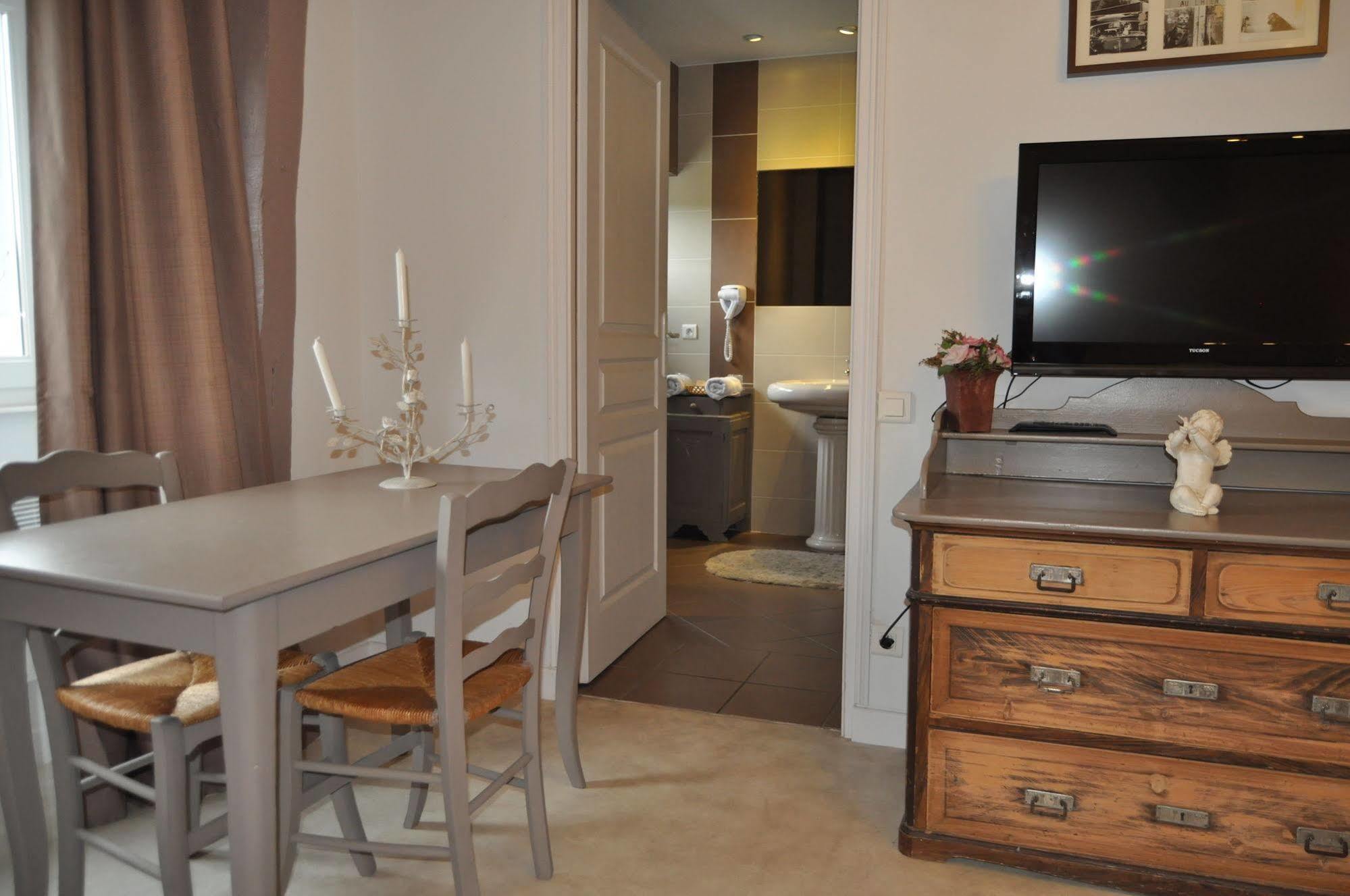 Le Chateau D'orleix Guest house Orleix